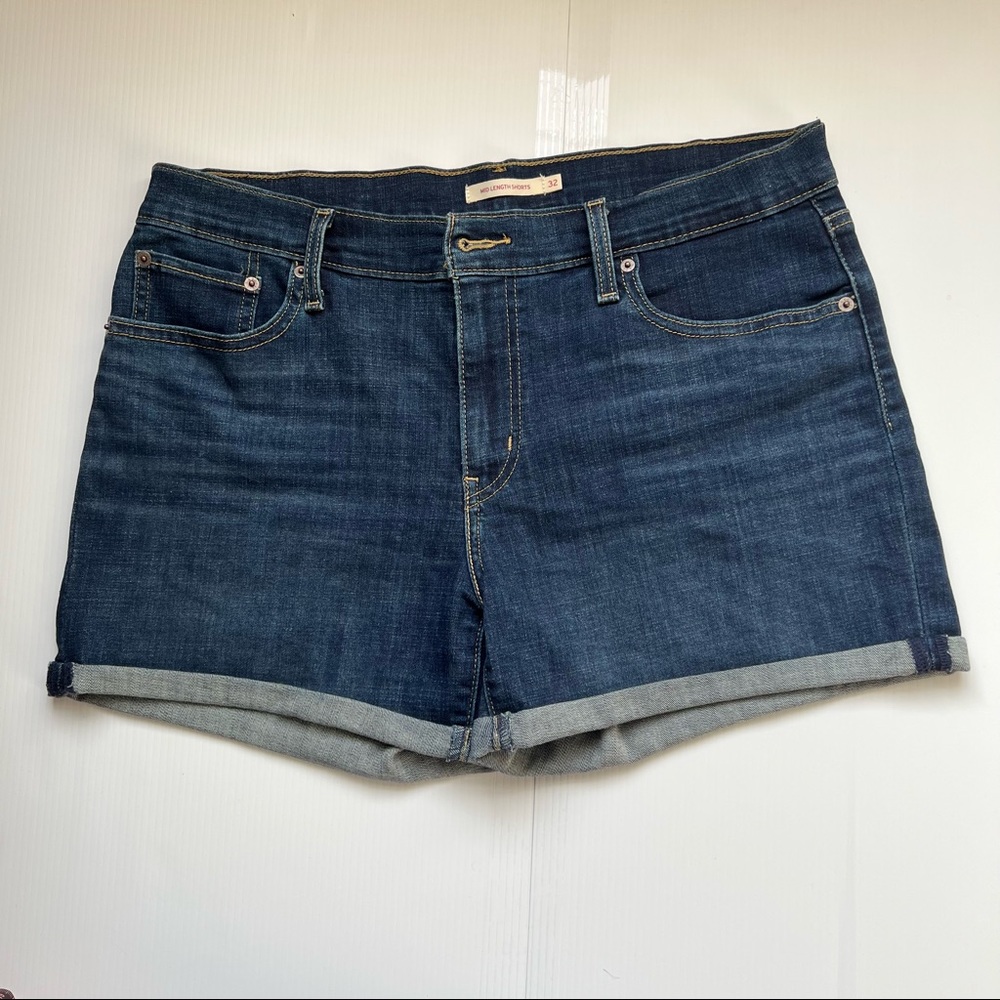 LEVI'S WOMEN'S MID LENGTH BLUE JEAN SHORTS, SIZE 32 denim cuff